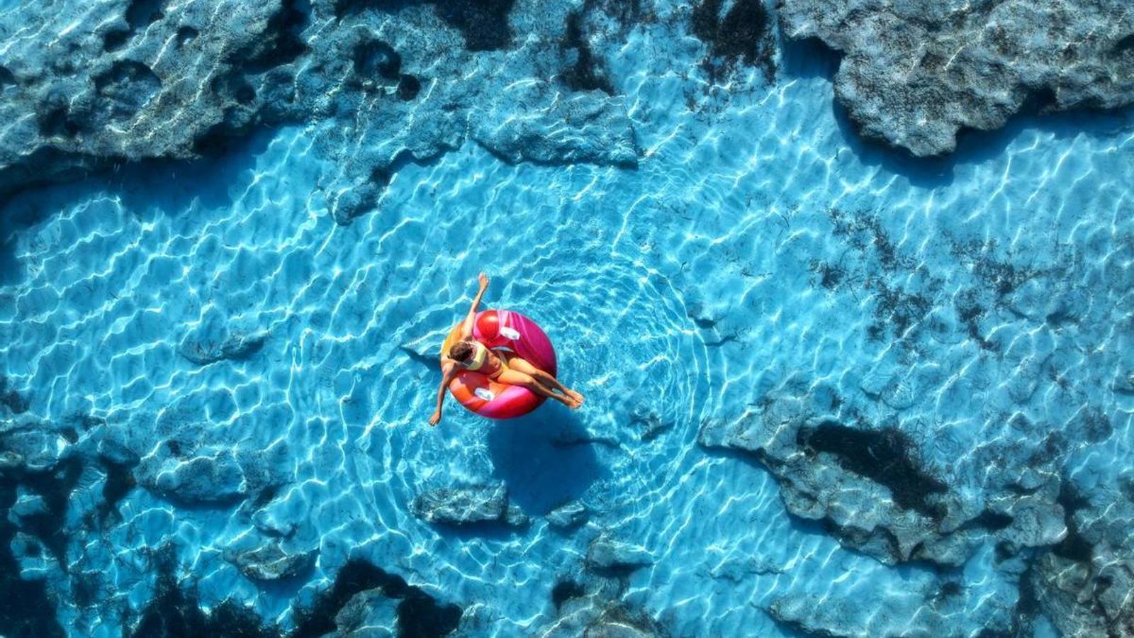 The unforgettable blue waters in full vacation.
