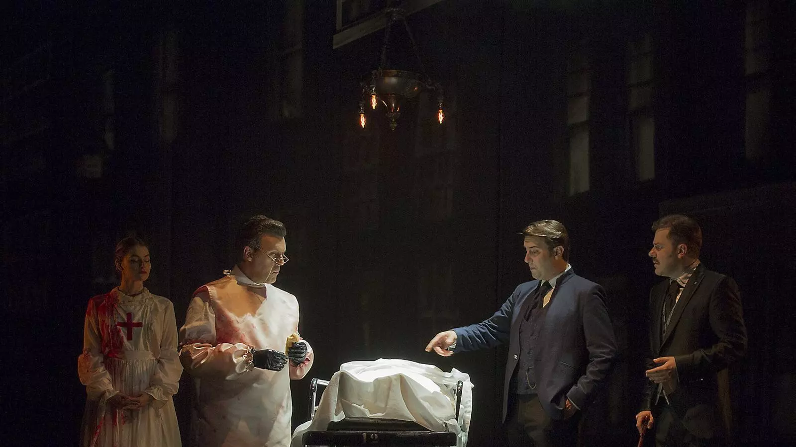 Els intèrprets de Sherlock Holmes y el destripador, que obre la nova temporada del Teatre Apolo.