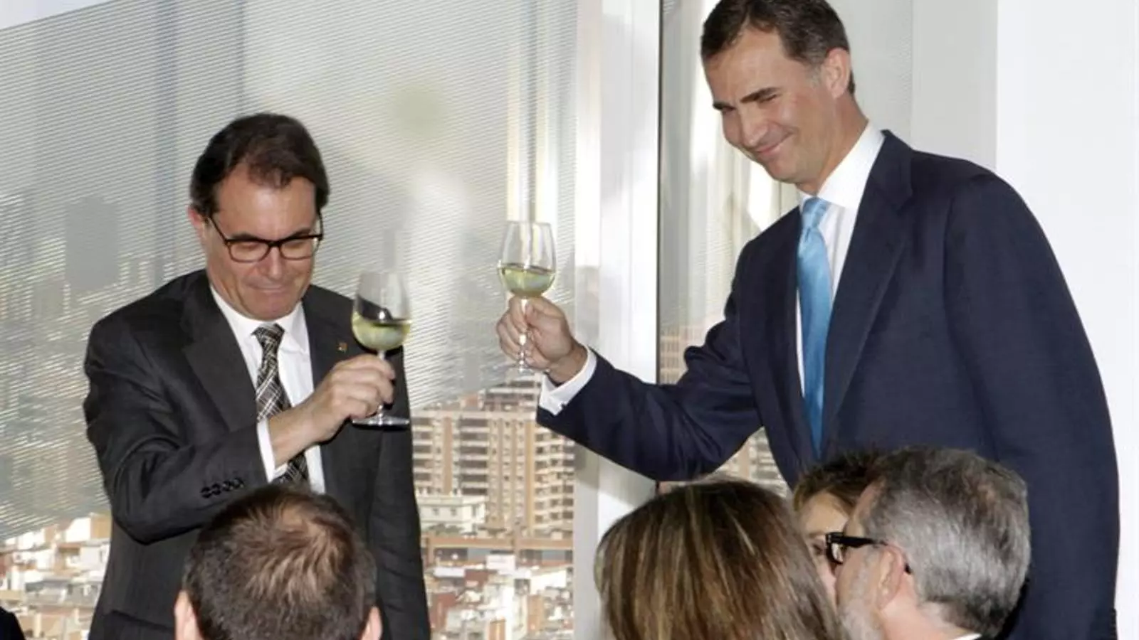 El príncep Felip brindant amb el president Mas, durant l'acte d'inauguració de la nova seu de Puig / EFE