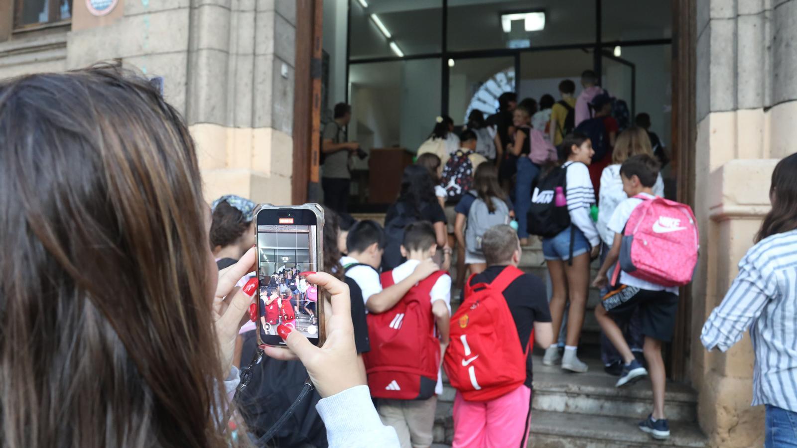 Eintritt von Schülern in ein Gymnasium in Palma.