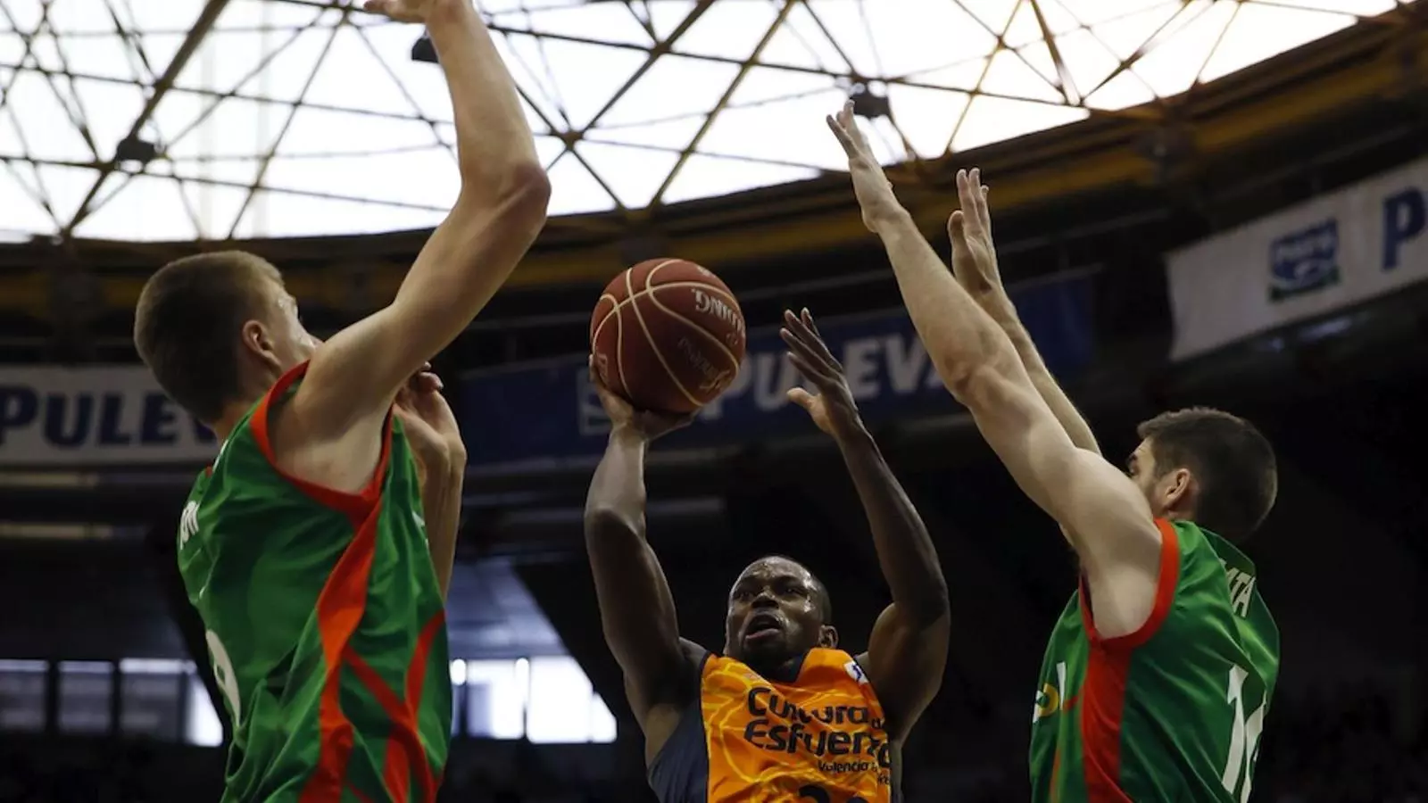 Oliver Lafayette, del València Basket, tracta d'encistellar davant Porzingis i Mata, del Cajasol / KAI FOSTERLING / EFE