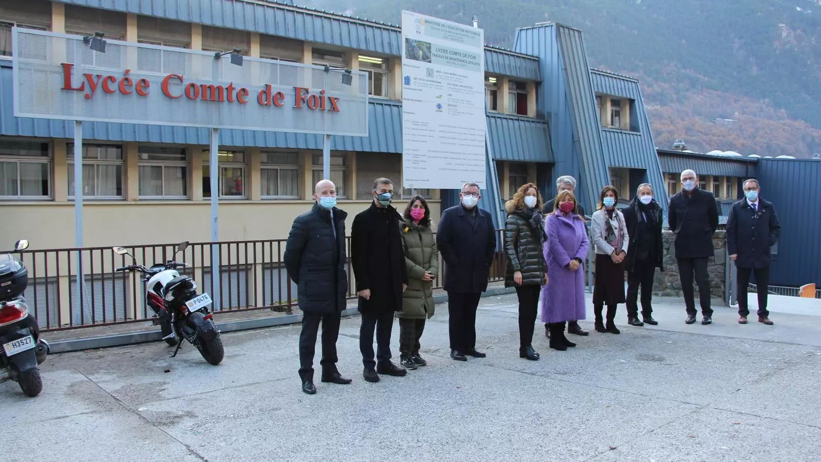 Representants de FEDA presenten a les autoritats la connexió del Lycée a la xarxa de calor.
