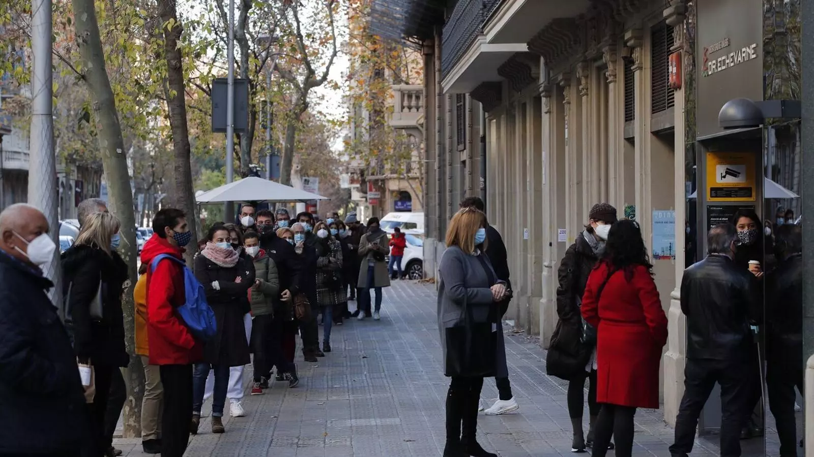 Persones fent cua per fer-se un test d'antígens a Les Corts.