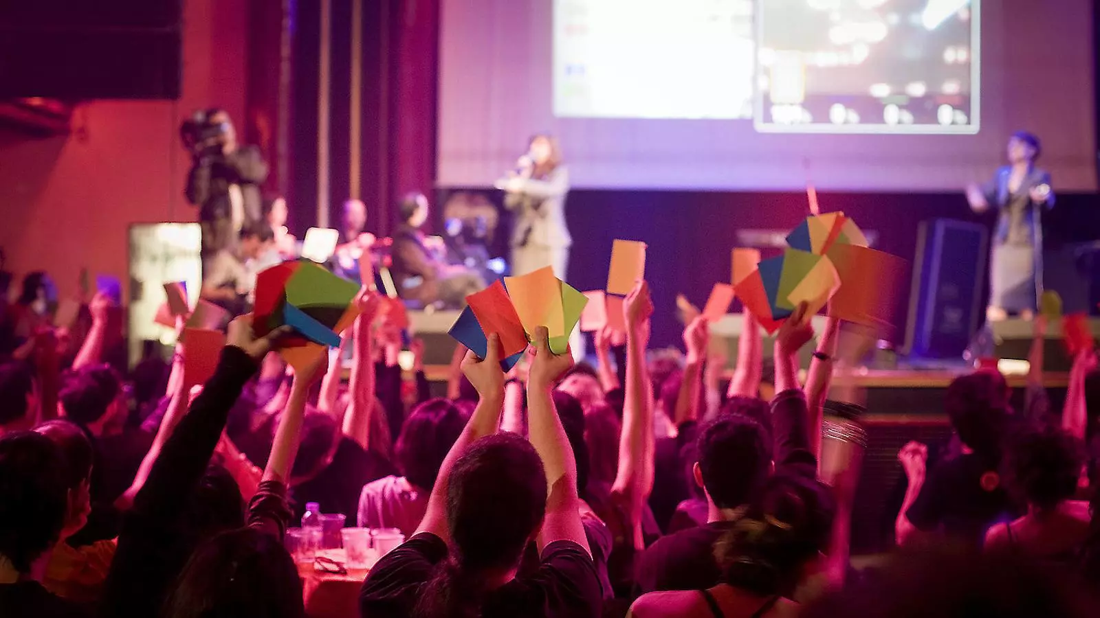 Un moment de l’espectacle Realitats avançades, en què el públic és convidat a votar.
