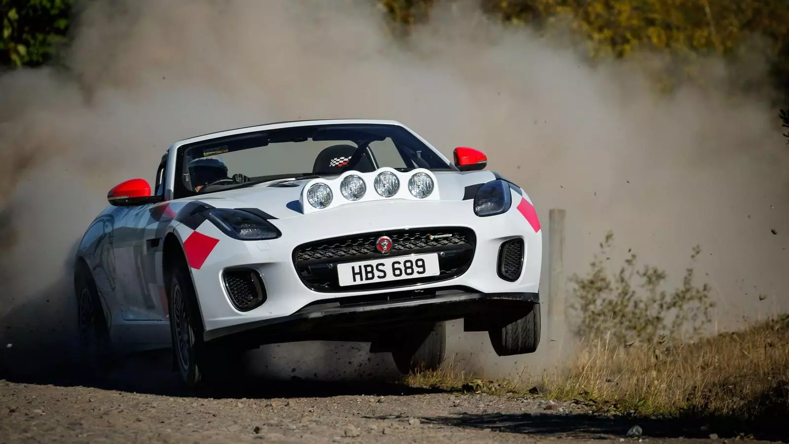 Jaguar converteix dos F-Type en cotxes de ral·li