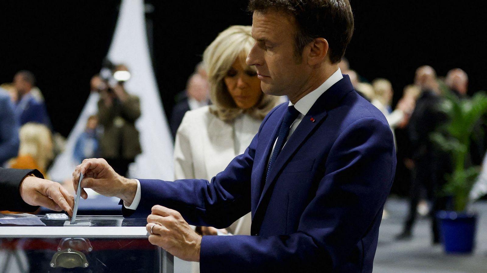 Emmanuel Macron exerceix el seu dret a vot.