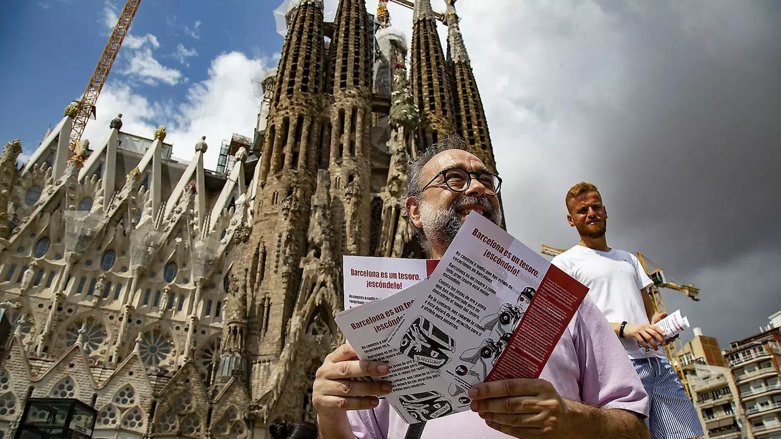 Una acció de protesta contra el turisme massiu promoguda per la FAVB davant de la Sagrada Família.