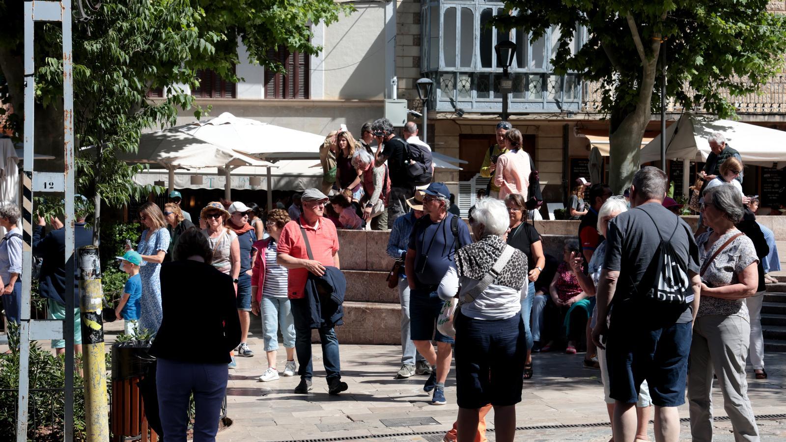 La plaza de Sóller llena de turistas
