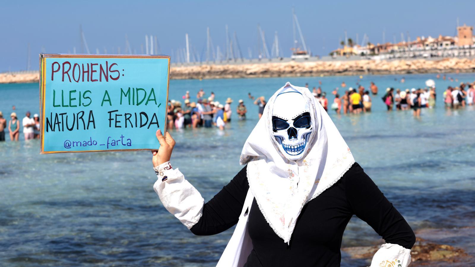 Madò Farta durant la protesta a el Trenc.