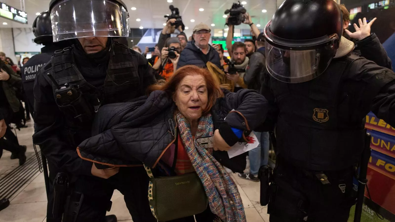 Els CDR intenten bloquejar l'estació de Sants