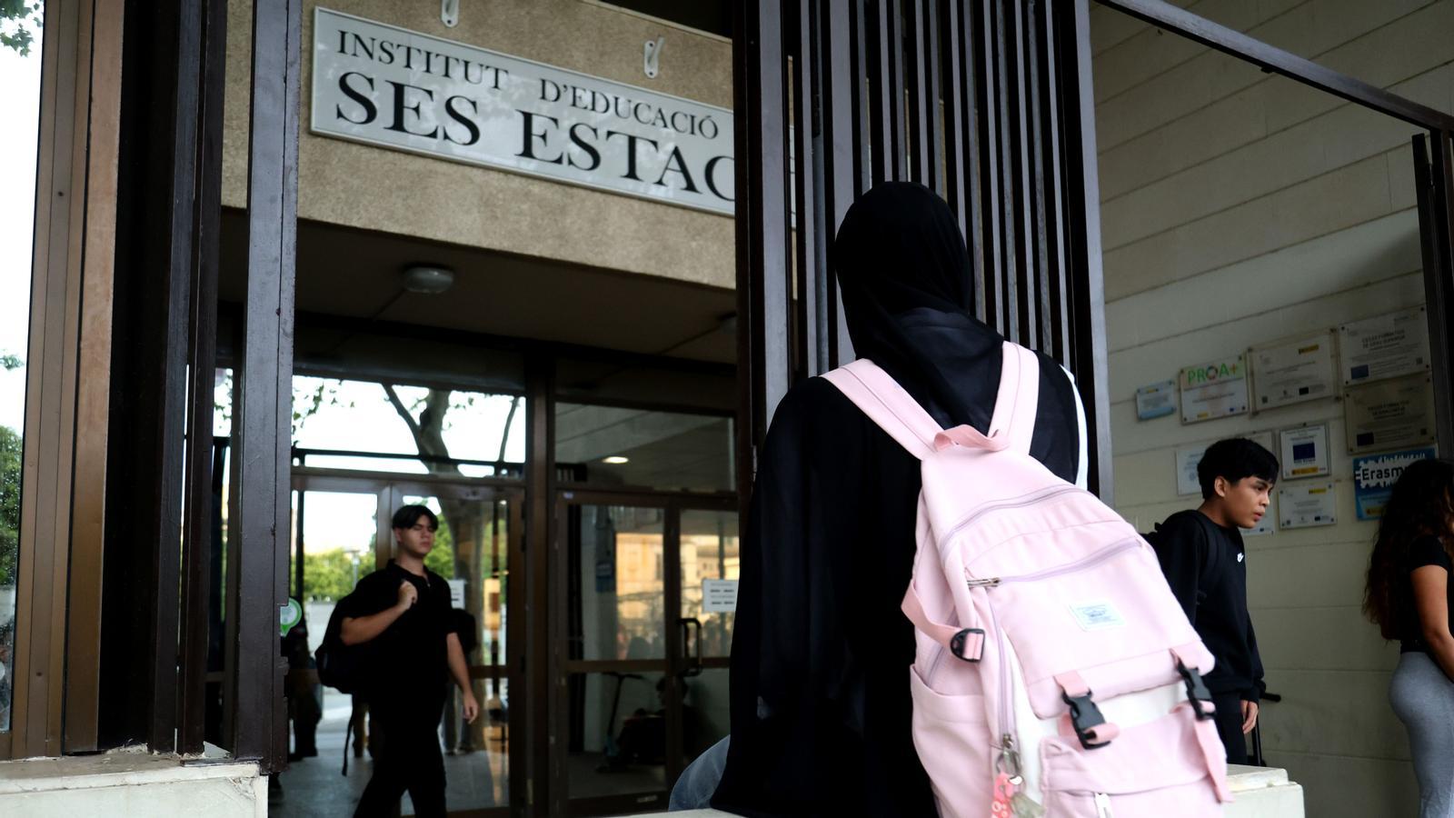 Alumnos entran y salen del IES Ses Estacions, en Palma