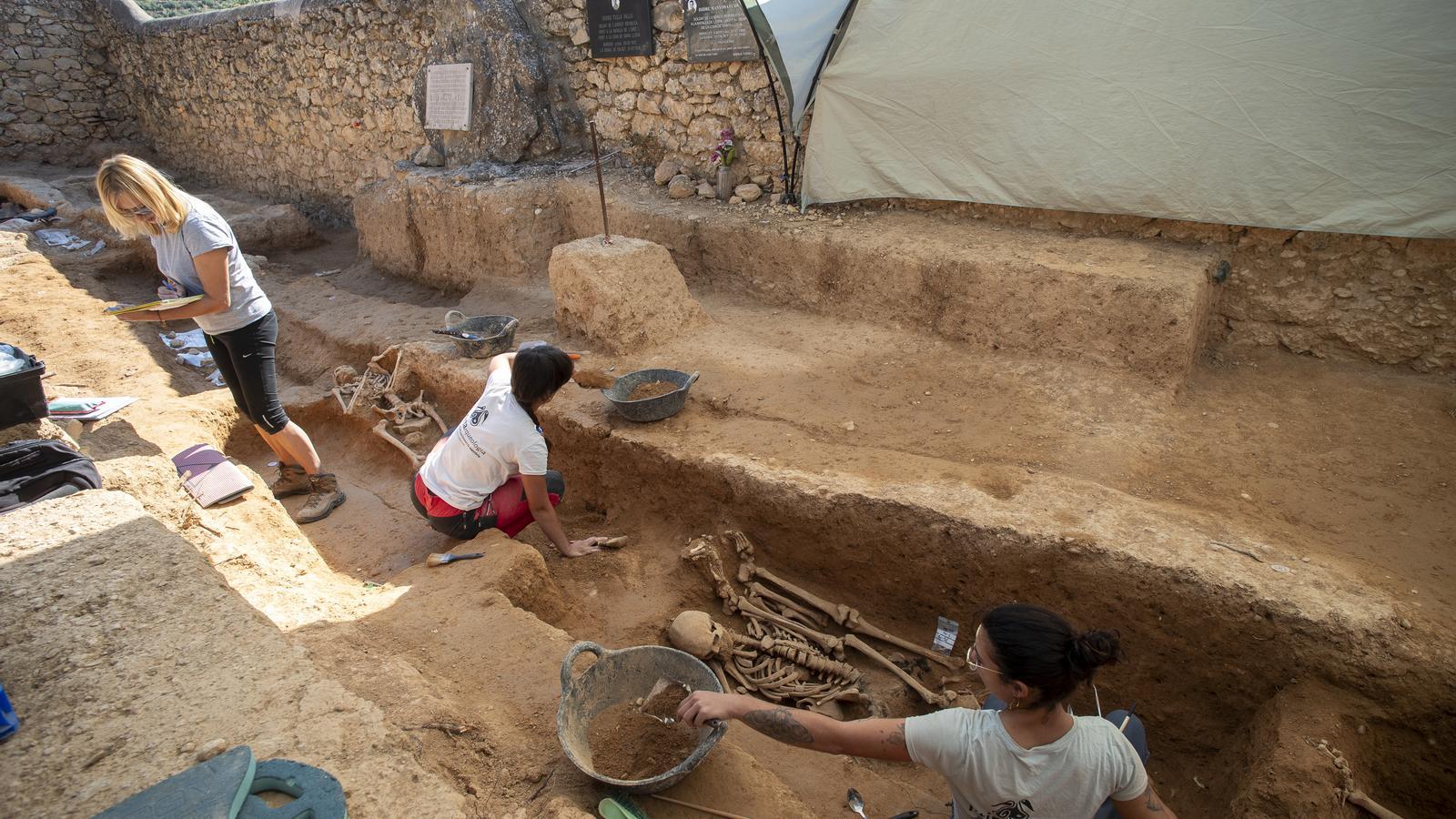 The grave that they have exhumed in the municipal cemetery of La Bisbal de Montsant
