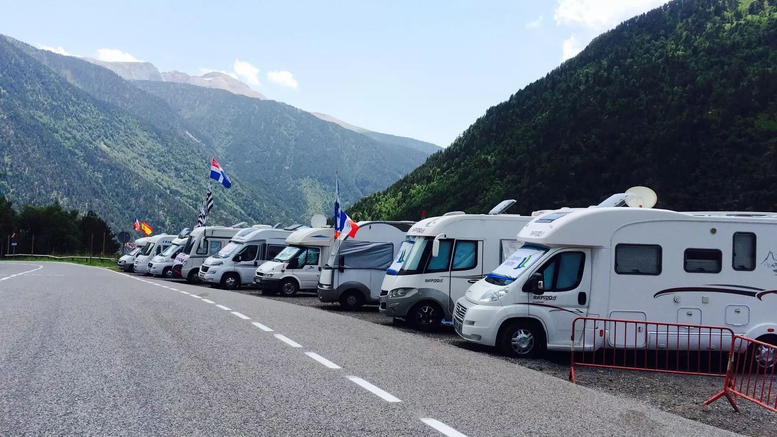 Autocaravanes a la pujada a Arcalís