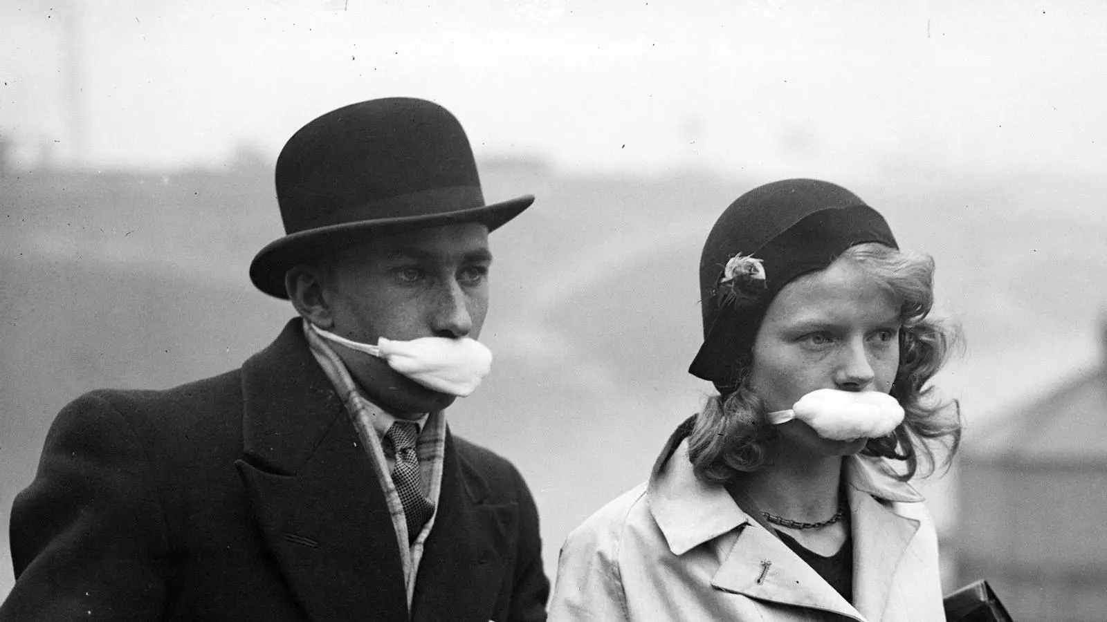 Vianants d’un carrer de Londres amb màscares per la boca per intentar evitar la grip, per consell d’un metge londinenc que va suggerir, el 1932, que la grip es contagia parlant i tossint