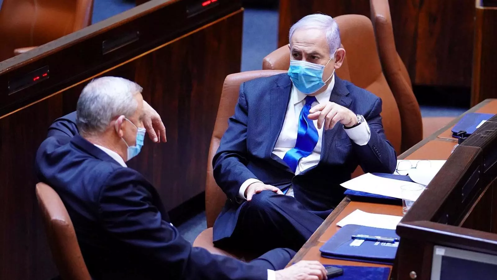 Netnyahui Gantz, amb mascareta, parlant abans de la sessió d'investidura del primer al Parlament israelià