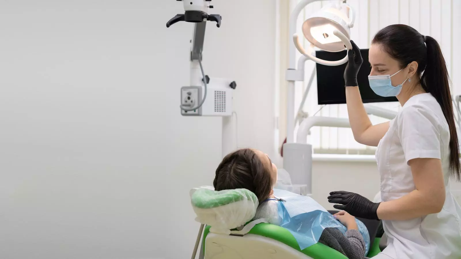 Una consulta d'un dentista en una imatge d'arxiu