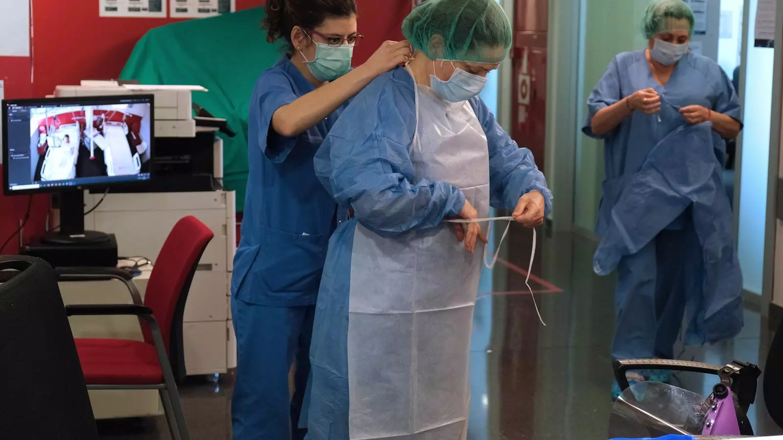 Sanitaris de Son Espases que atenen malalts amb Covid-19