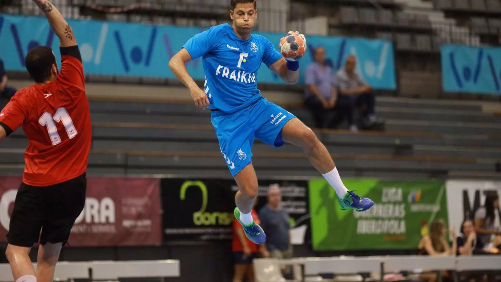 Álex Márquez intenta fer un llançament durant un partit de pretemporada