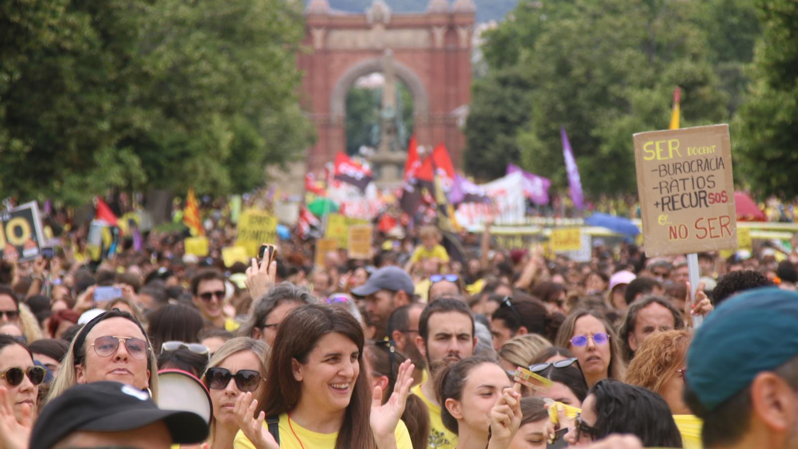 The teachers in a demonstration at the Arc de Triomf, in Barcelona