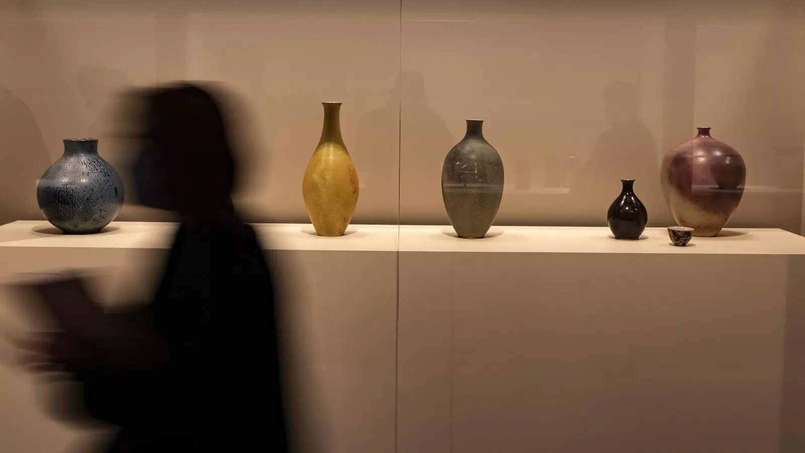 Un reguitzell de peces de Llorenç Artigas a l'exposició del MNAC