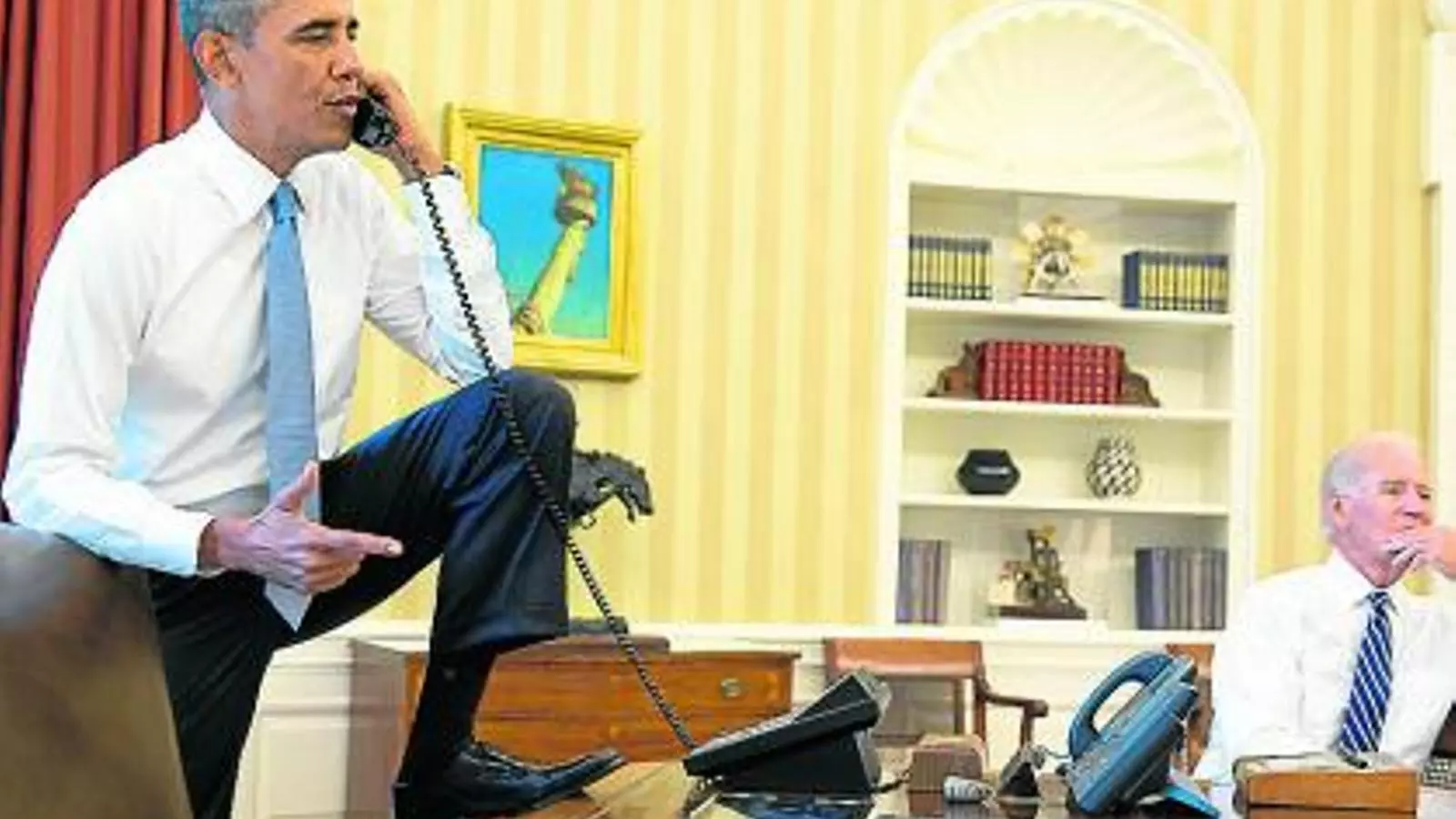 Barack Obama parla per telèfon des del Despatx Oval amb el líder de la cambra, John Boehner.