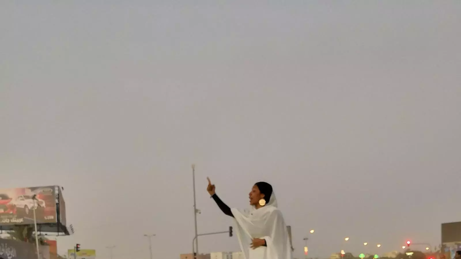 La dona de blanc sobre el sostre d'un cotxe, símbol de la revolta al Sudan
