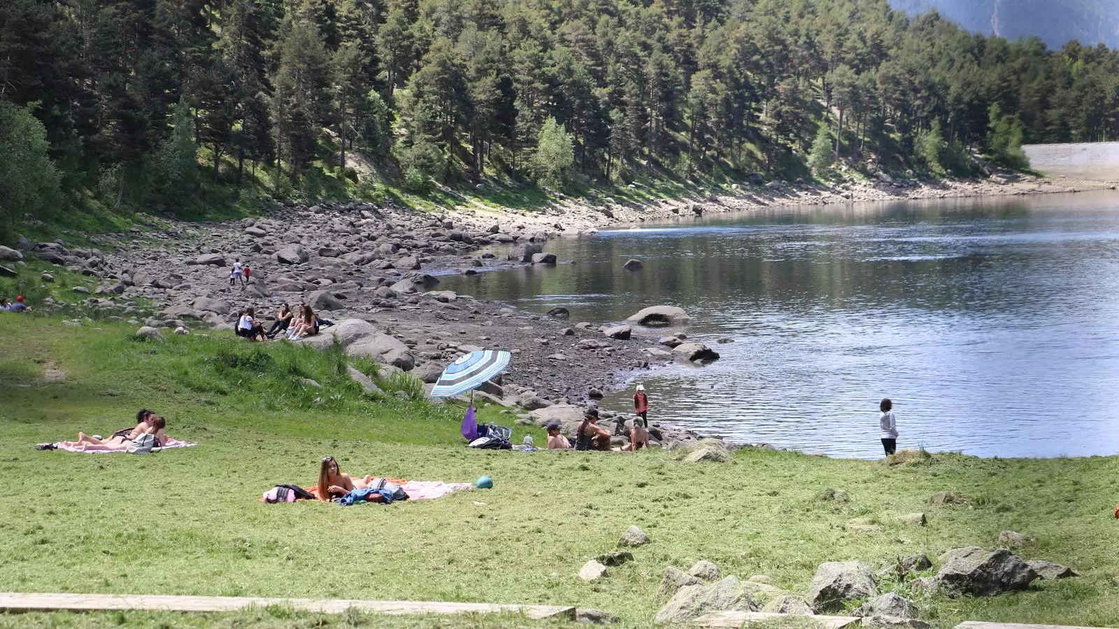 El llac d'Engolasters s'ha omplert de gent aquest divendres. / E.C. (ANA)