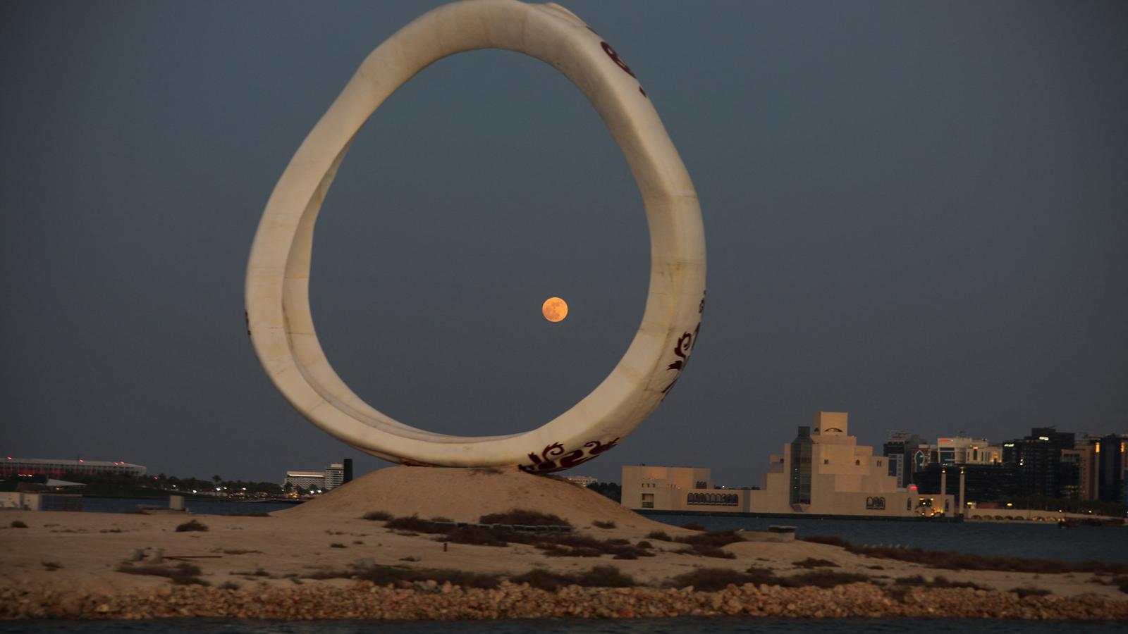The full moon, oblivious to the negotiations between Americans and Iranians, imposed itself yesterday in the Doha sky.