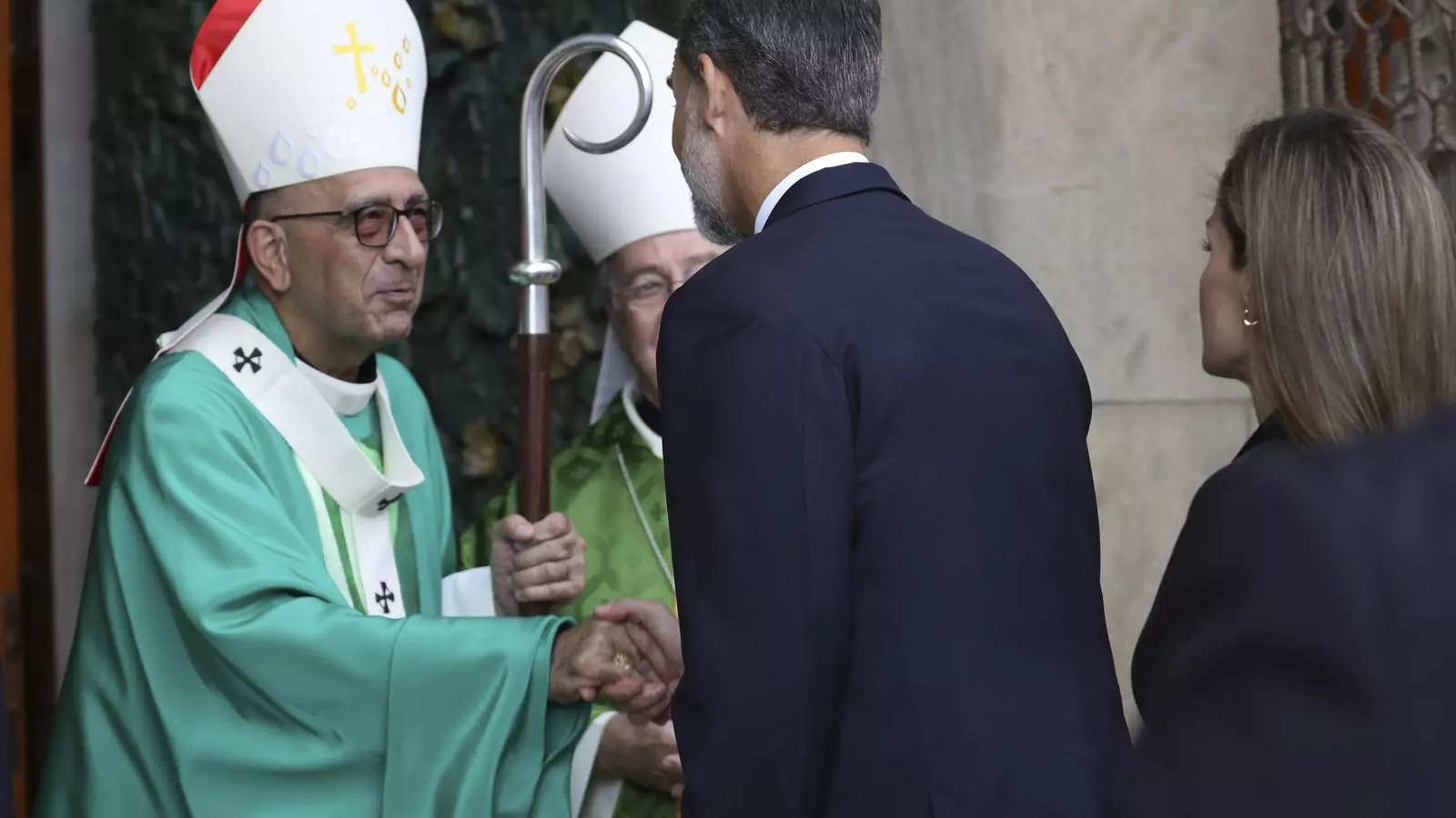 El cardenal arquebisbe de Barcelona, Joan Josep Omella, saludant als reis d'Espanya en la seva arribada a la Sagrada Família.