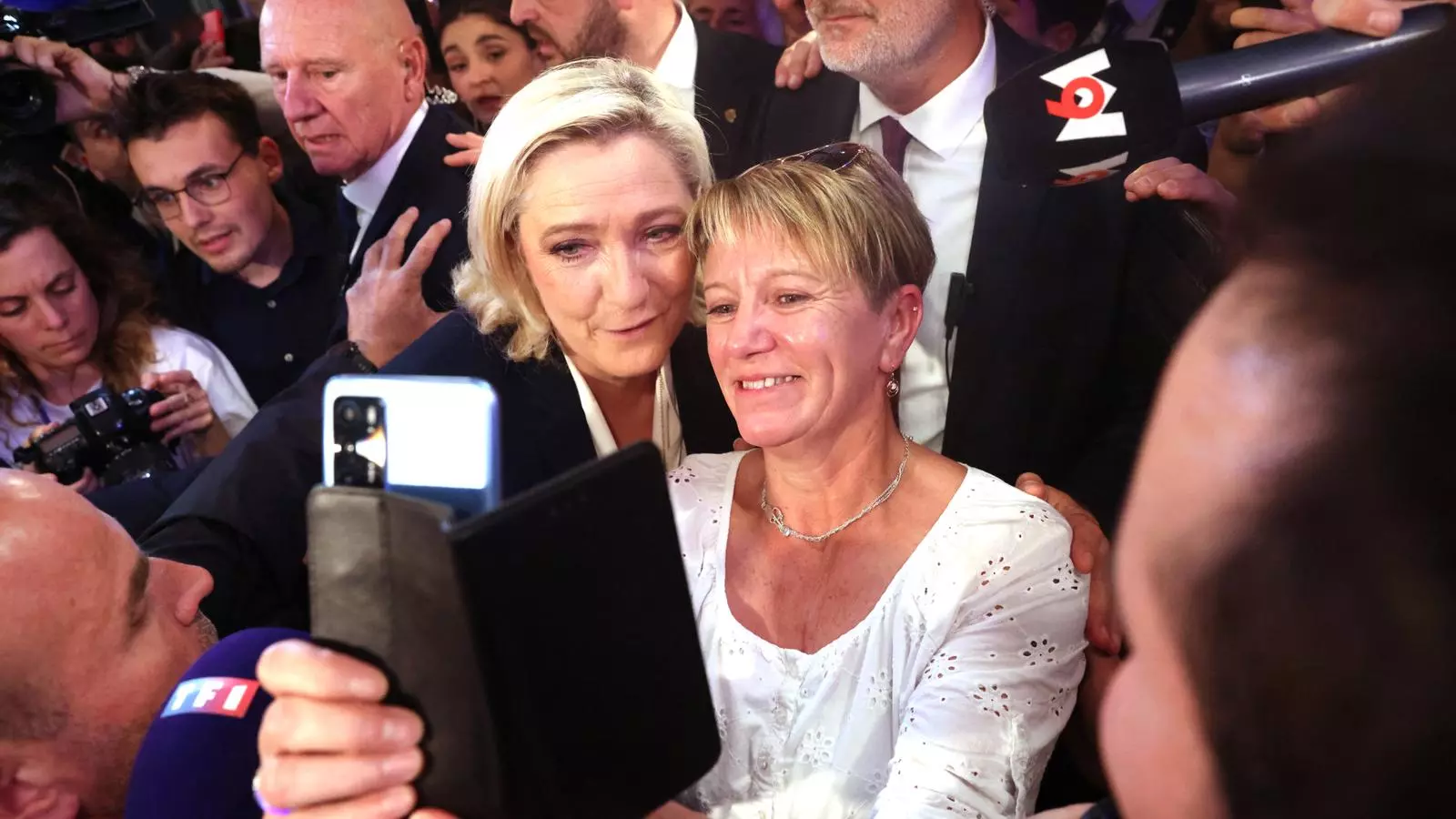 Marine Le Pen amb un grup de seguidors.