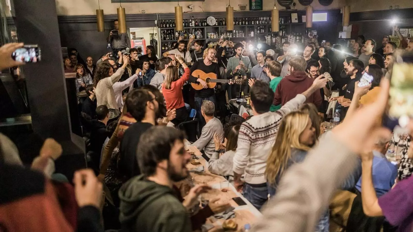 L'actuació de La Ludwig Band al bar del Centre Recreatiu de Cassà de la Selva