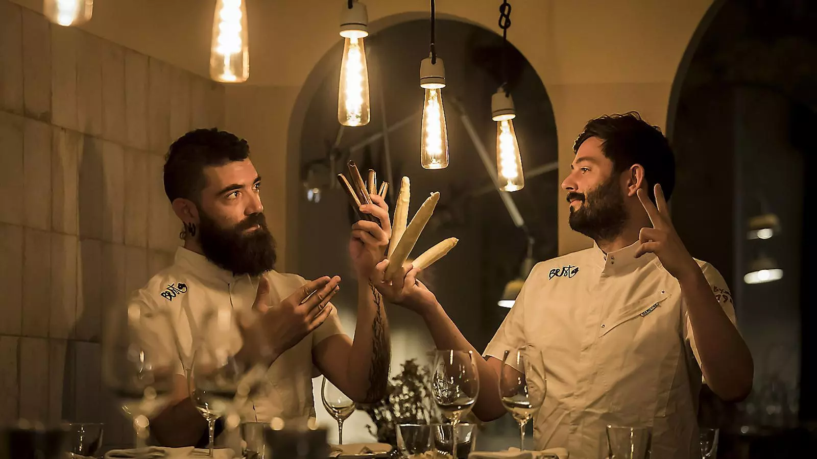 Carles Ramon i Manu Núñez a la sala del restaurant.