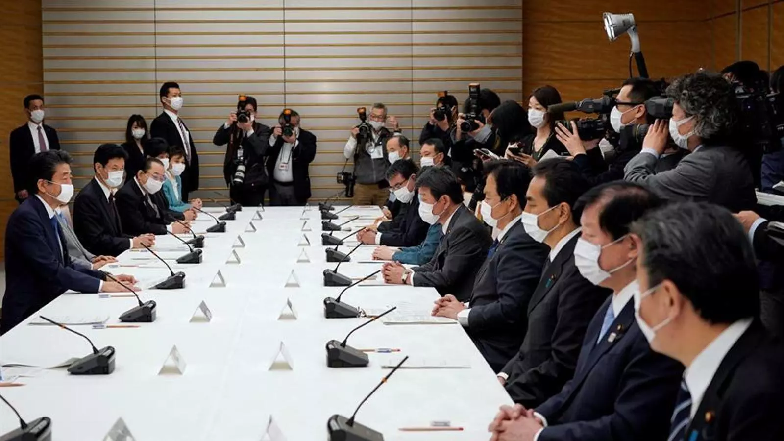 El primer ministre Shinzo Abe presidint la reunió del govern amb tots els ministres tapats amb la mascareta de rigor