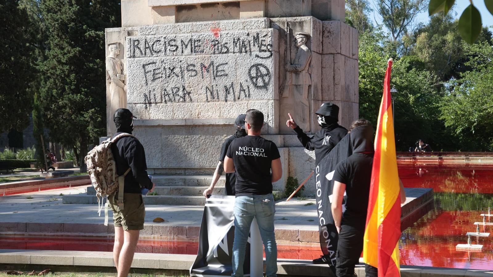 Grup de manifestans a la concentració al monument