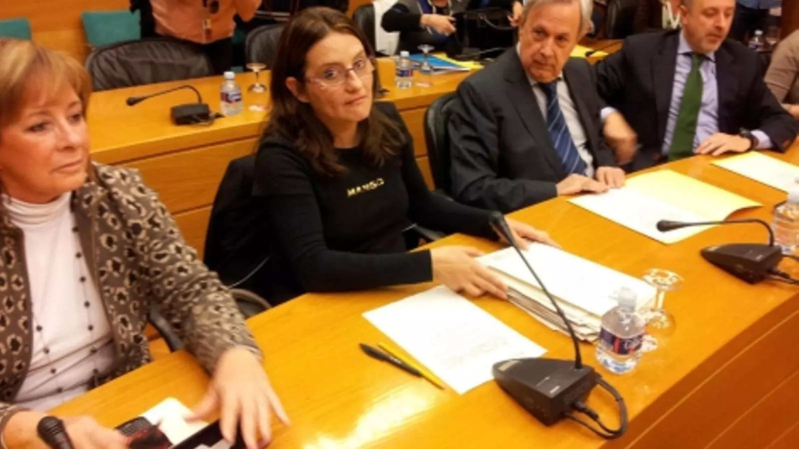 Mónica Oltra amb la samarreta de Mango