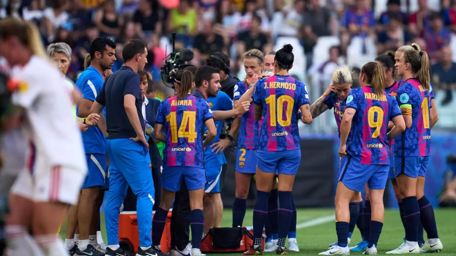 Les jugadores del Barça escoltant Giráldez en una pausa d'hidratació.