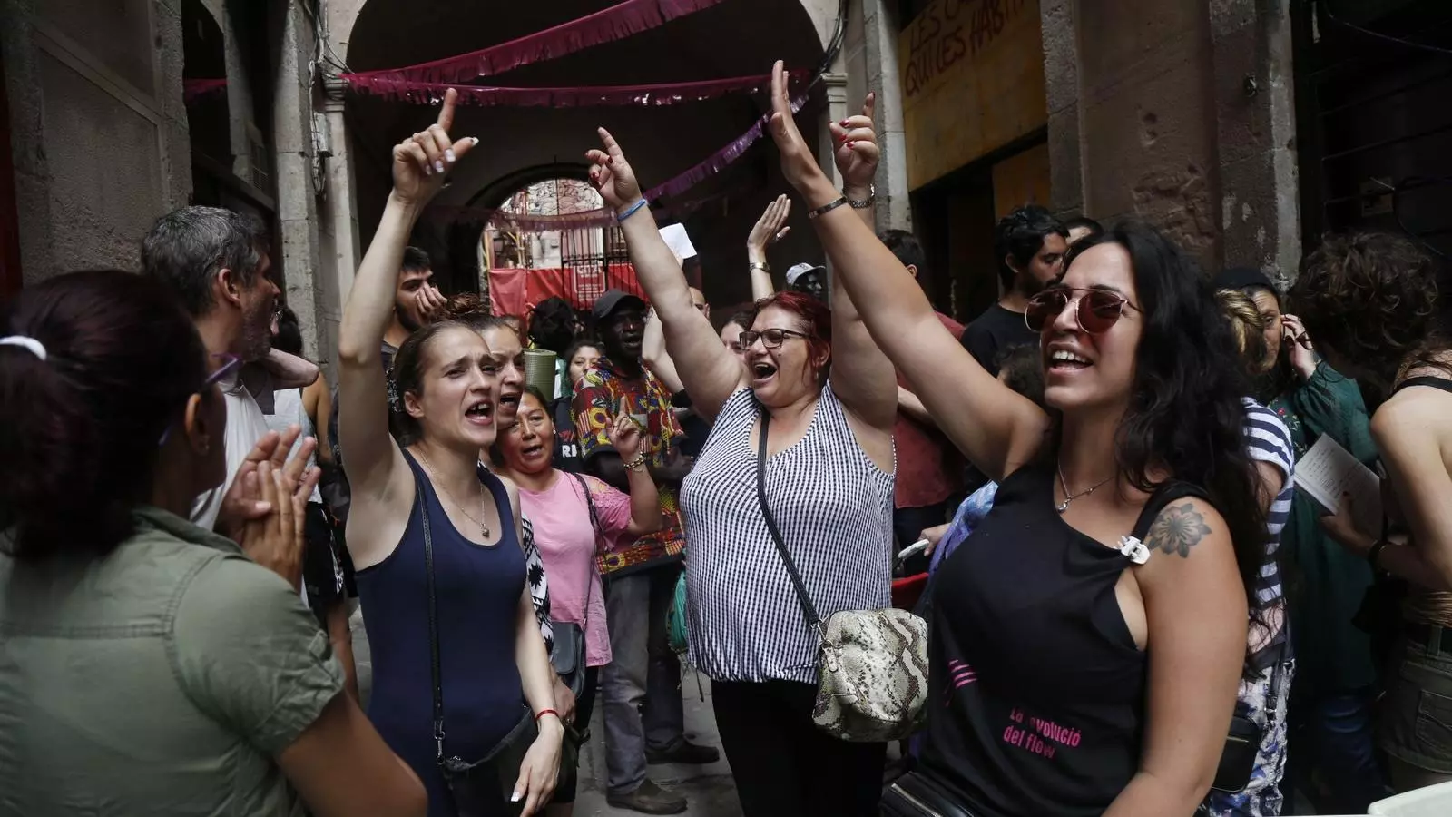 Els veïns del barri davant de l'immoble que està pendent de desallotjament