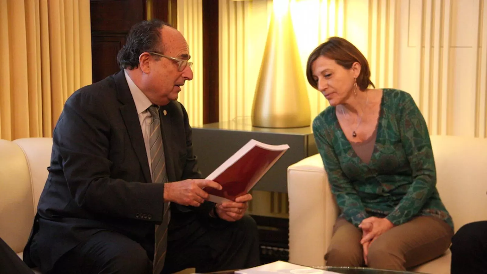 Jaume Amat, entregant l'informe anual del 2013 de la Generalitat a Carme Forcadell / ACN