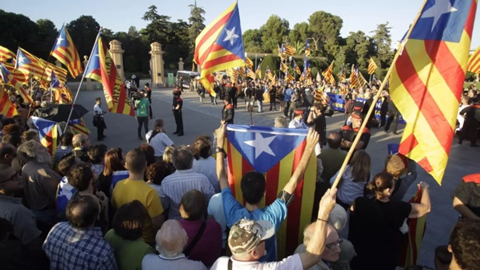 Els concentrats davant el Palau de Pedralbes amb estelades / MANOLO GARCÍA