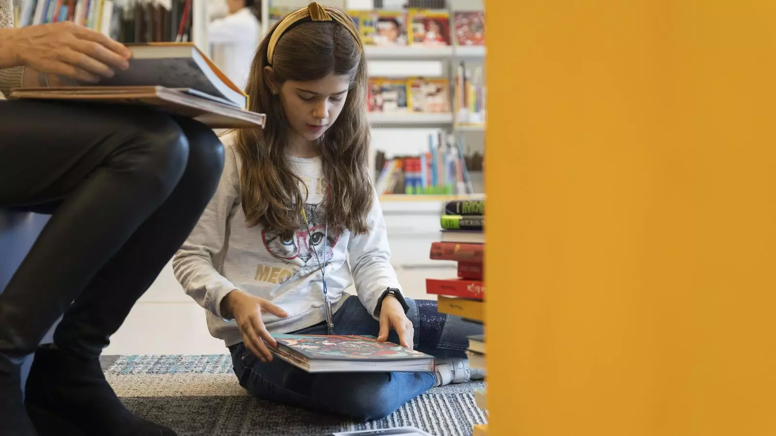Una jove lectora amb un llibre