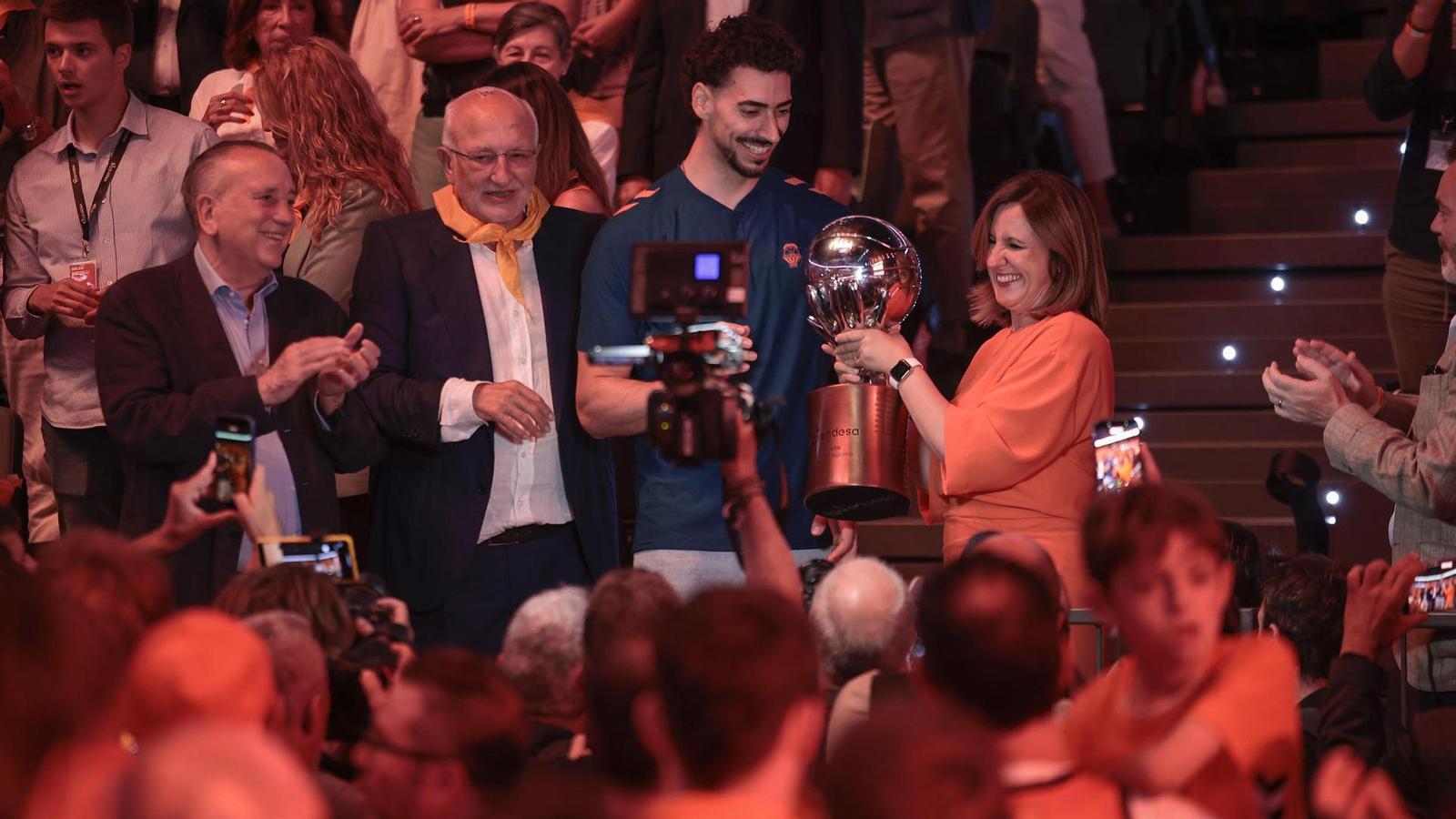 From left to right, (i-d) businessman Fernando Roig, the owner of Valencia Basket, Juan Roig, player Josep Puerto and the mayor of Valencia, María José Catalá, during the title celebration.