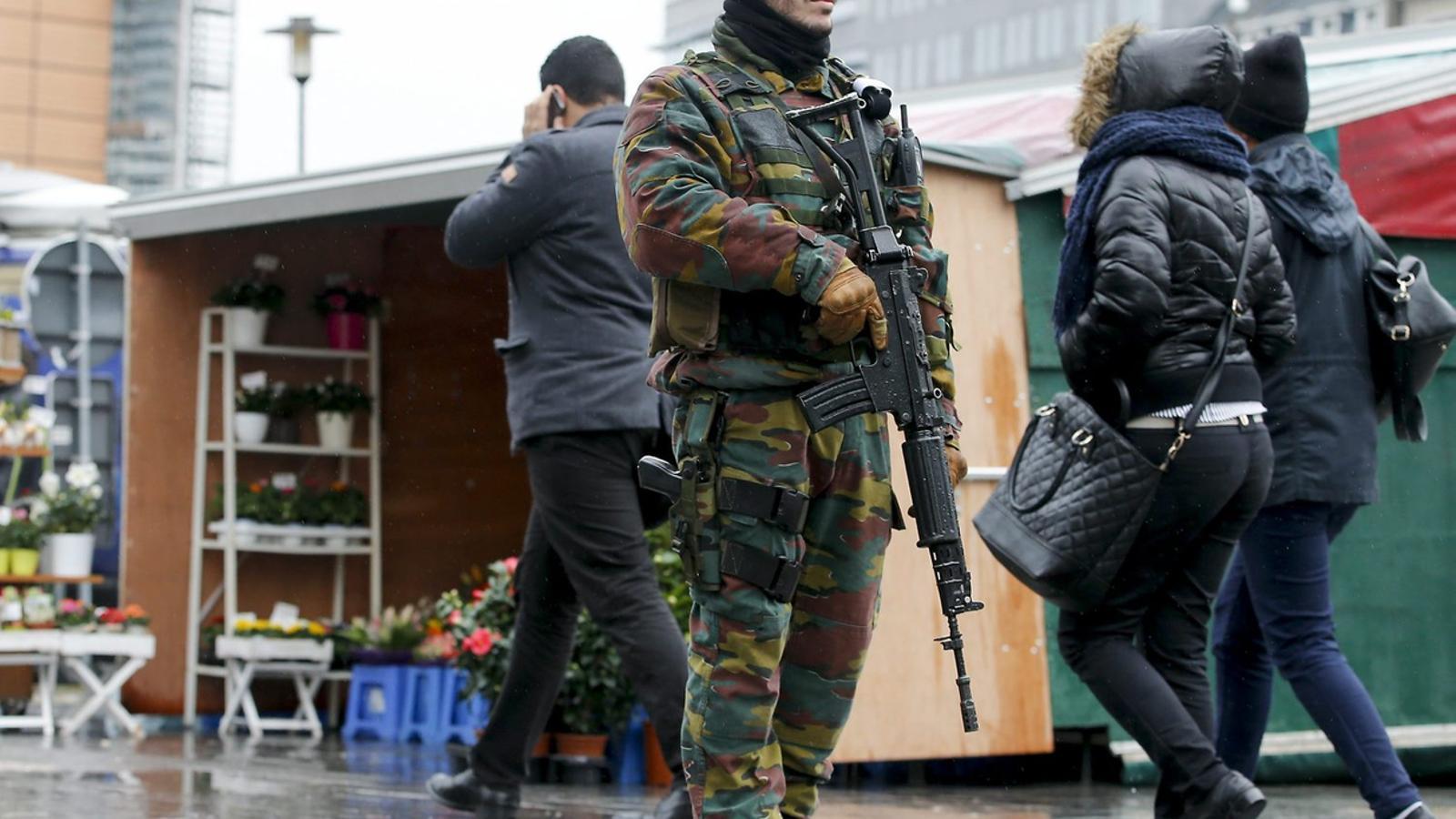 Un soldat vigilant l’exterior del Parlament Europeu durant una reunió de ministres.