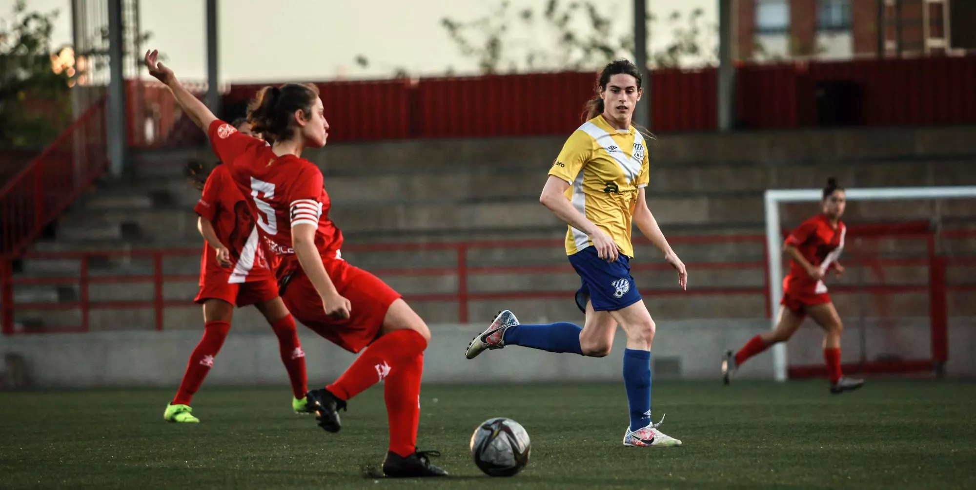 Valentina Berr, futbolista trans, durant un partit amb el CE Europa