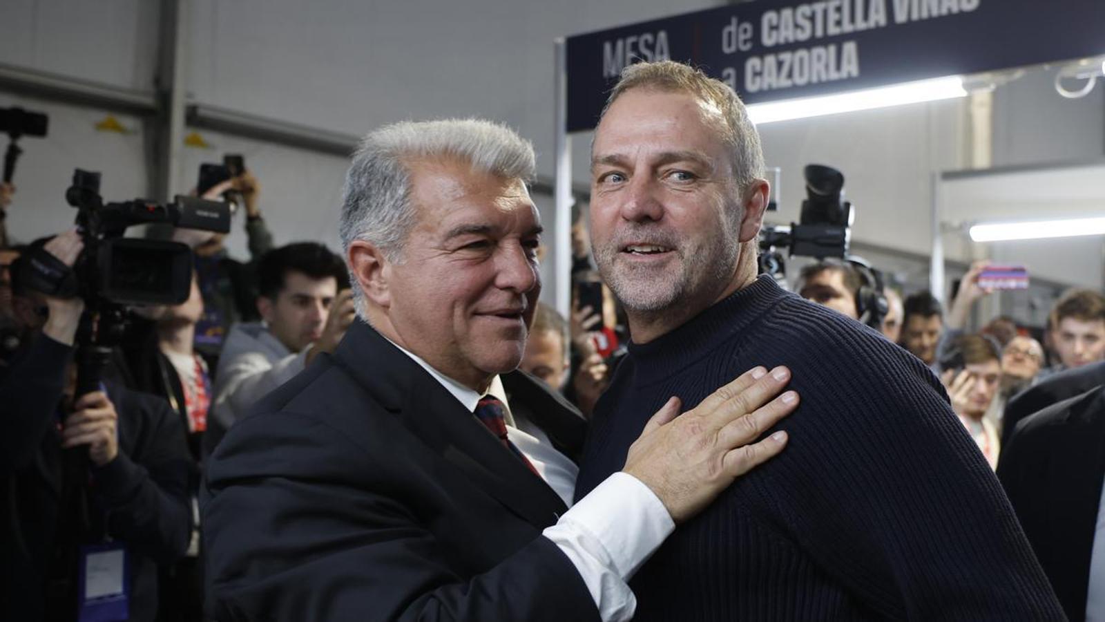 Hansi Flick amb Joan Laporta durant la jornada electoral