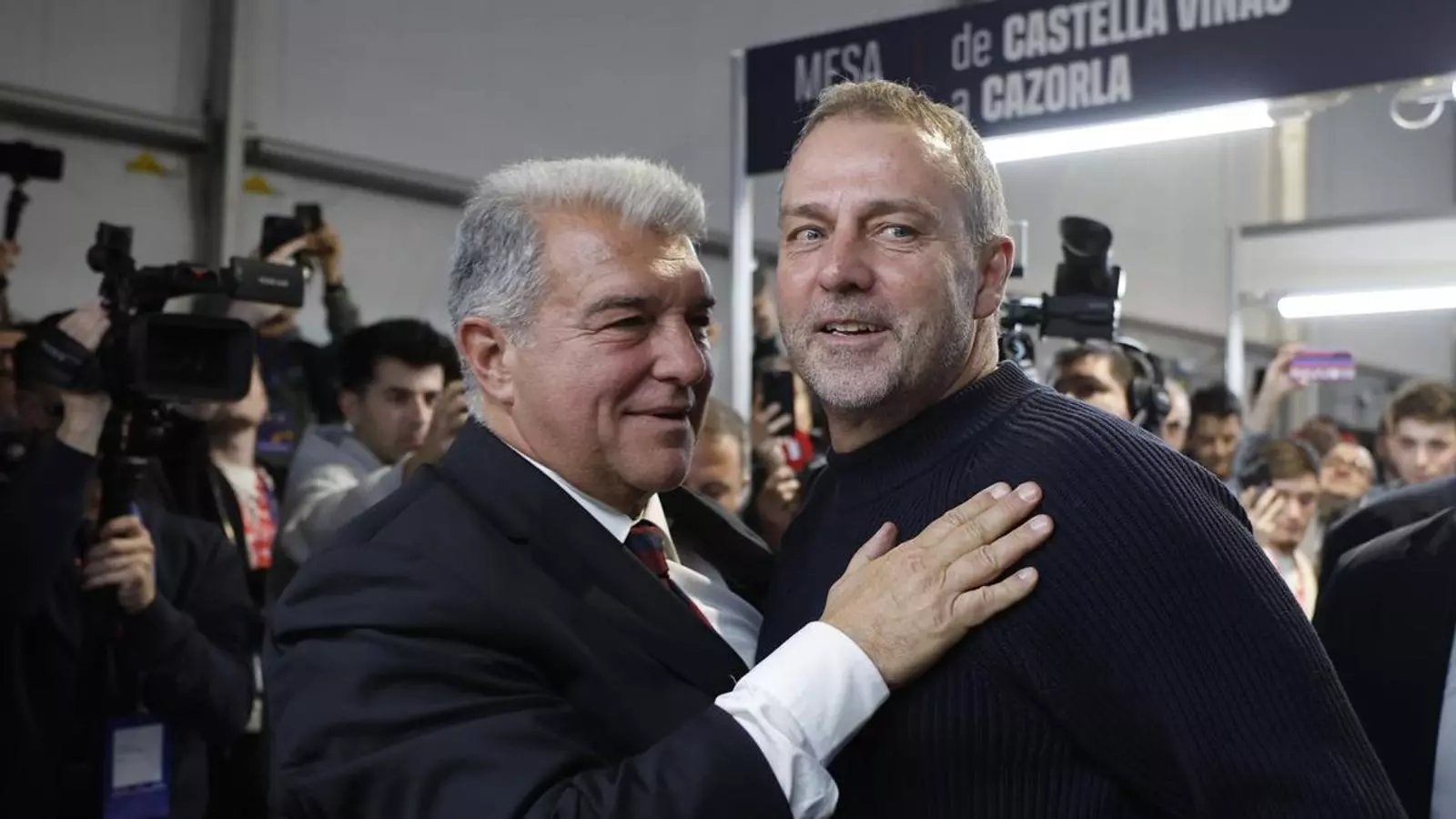 Hansi Flick amb Joan Laporta durant la jornada electoral