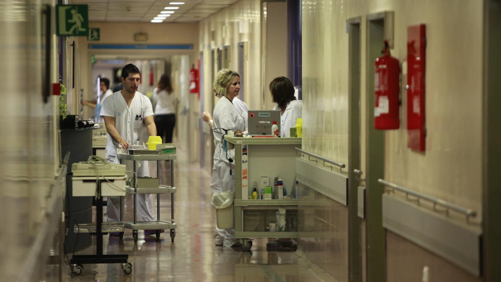 Comitès d'experts estan revisant les llistes d'espera per donar prioritat als casos més urgents.