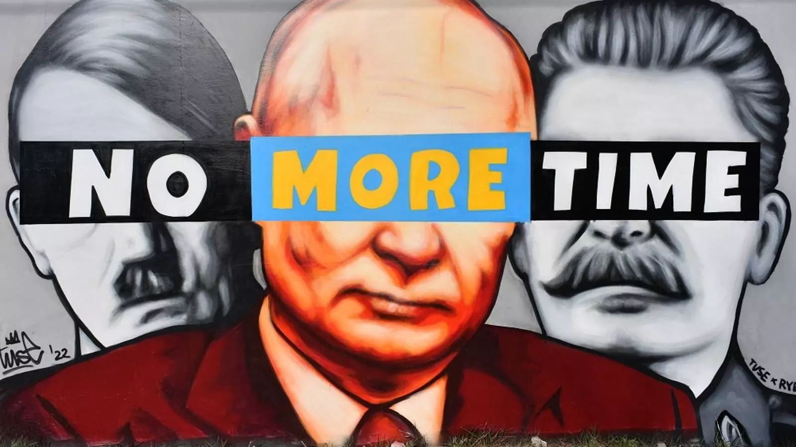 Un mural a la ciutat polonesa de Gdansk representa Hitler, Putin i Stalin, el 22 de març.