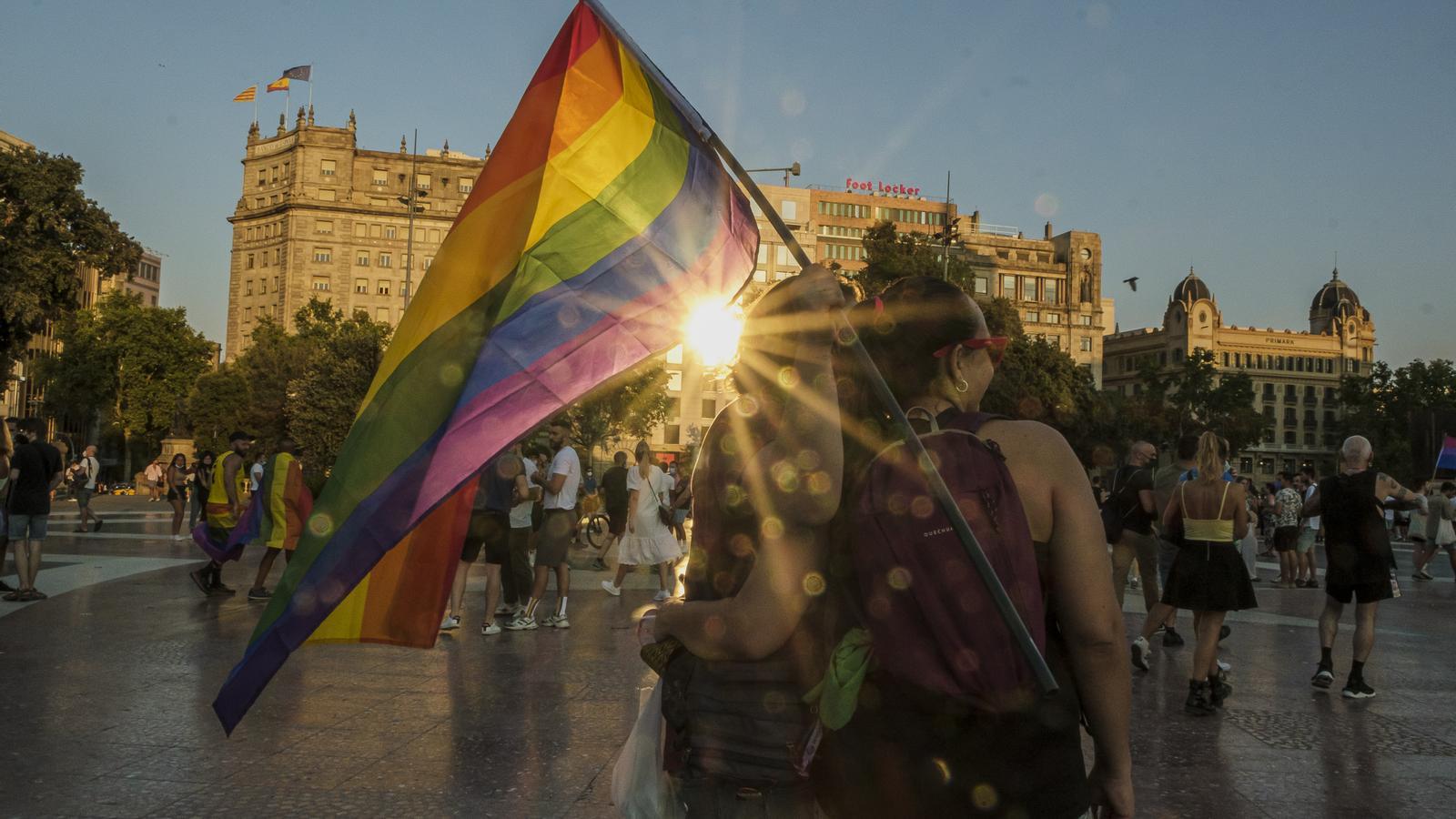 Dues noies es fan una foto a Plaça Cataliunya durant la manifestació contra la violència LGTBIfòbica