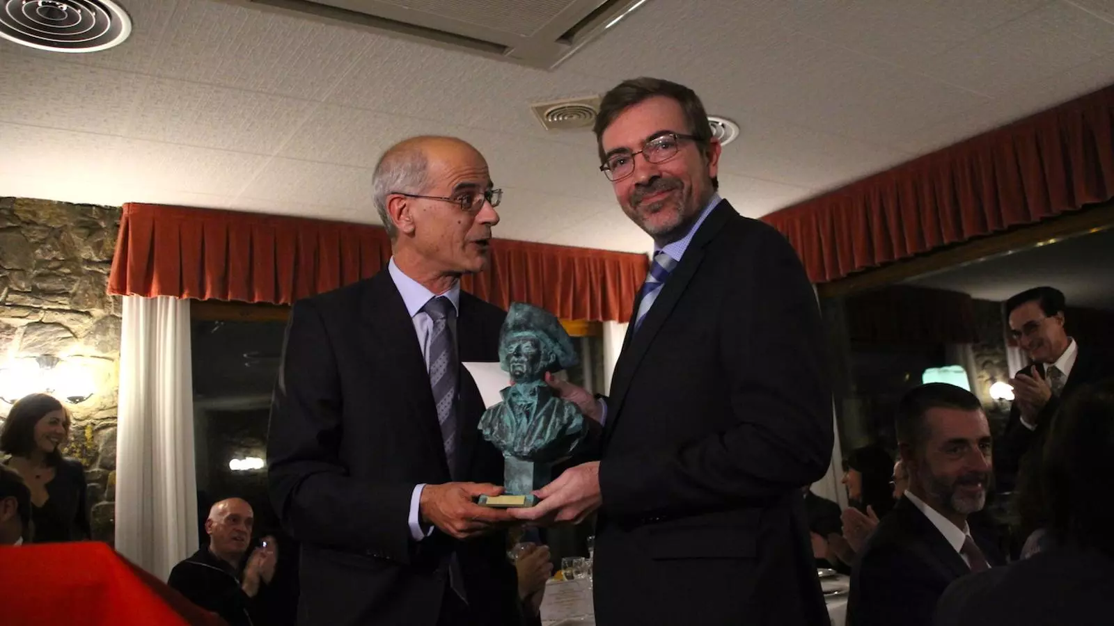 El cap de Govern, Toni Martí, entrega el Fiter i Rossell a Ignasi Serrahima. / C. G. (ANA)