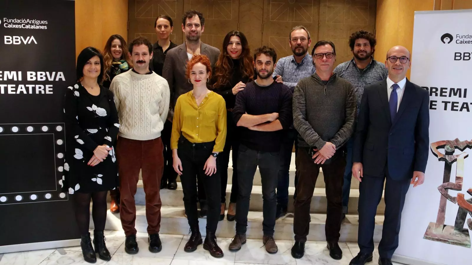 Els finalistes del 20è Premi BBVA de Teatre amb representants de l'entitat, la la Fundació Antigues Caixes Catalanes i l'Aadpc